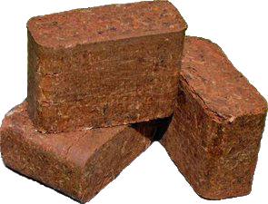 Trois briques de combustible brun compressé empilées ensemble.