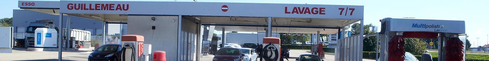 Station de lavage auto avec panneau « LAVAGE 7/7 ».
