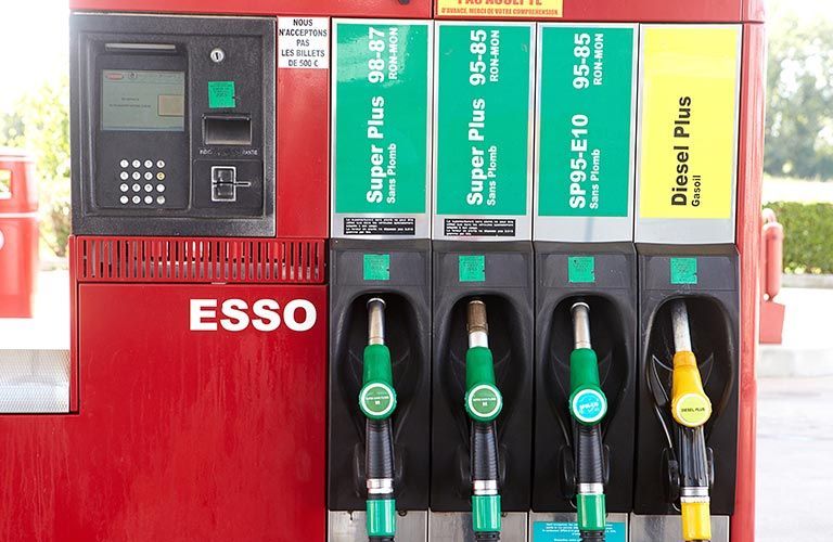 Pompe à essence Esso avec plusieurs types de carburant : Super Plus, SP95-E10 et Diesel Plus.