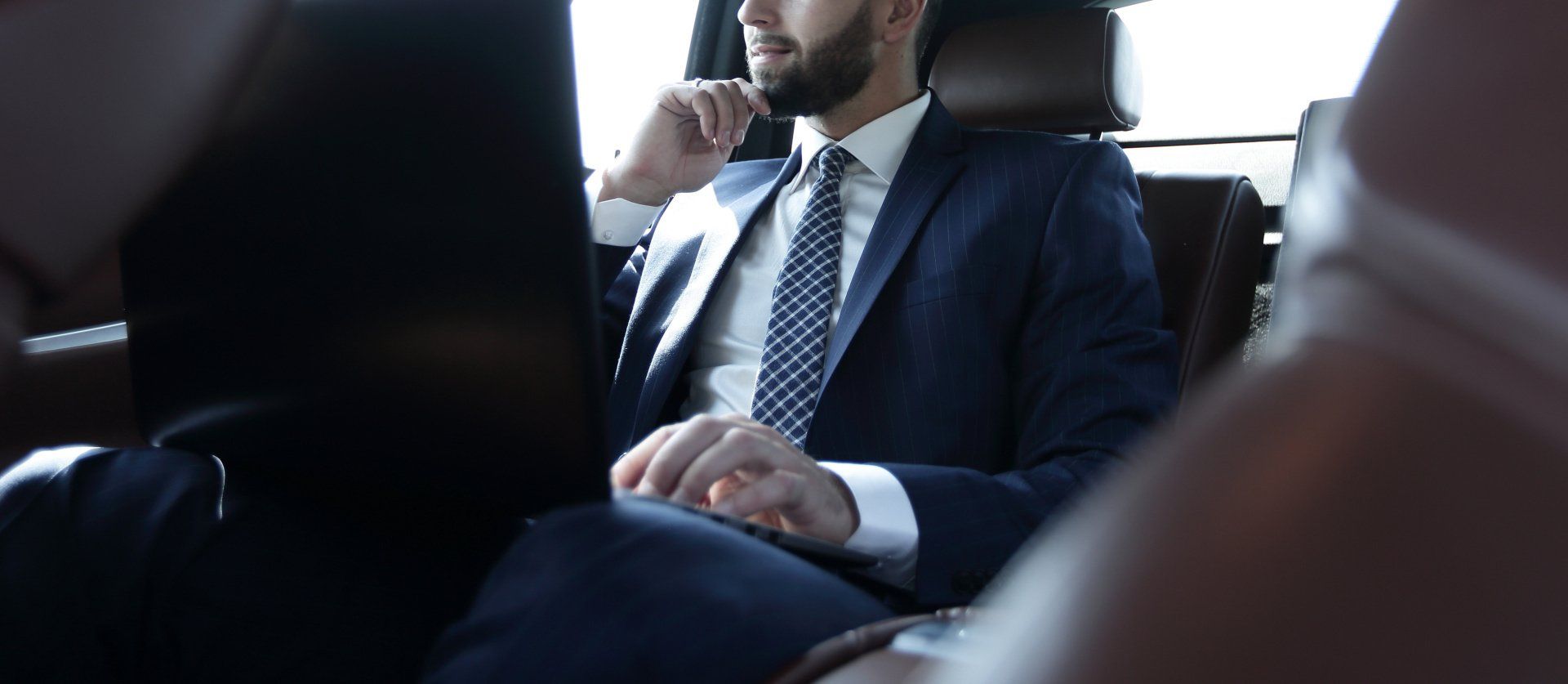 Entrepreneur dans un taxi