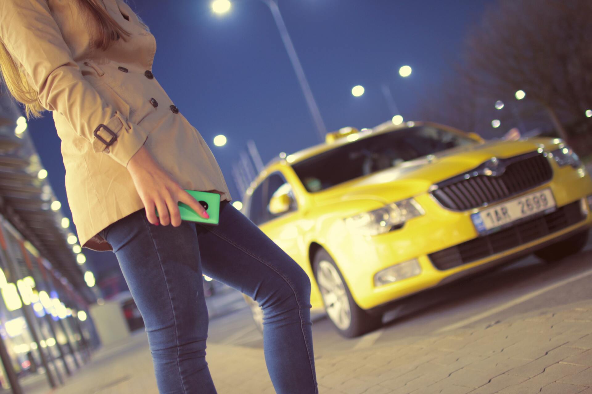 Femme avec taxi jaune