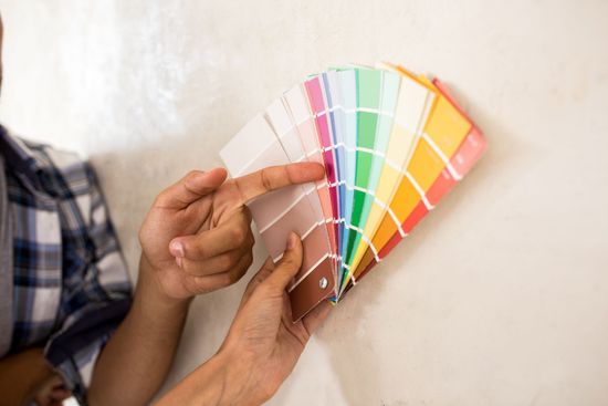 Doigt montrant un nuancier de couleurs
