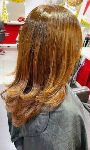 Una mujer se está cortando el pelo en una peluquería.