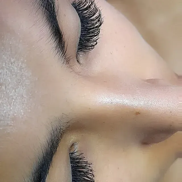 Un primer plano del rostro de una mujer con pestañas largas.