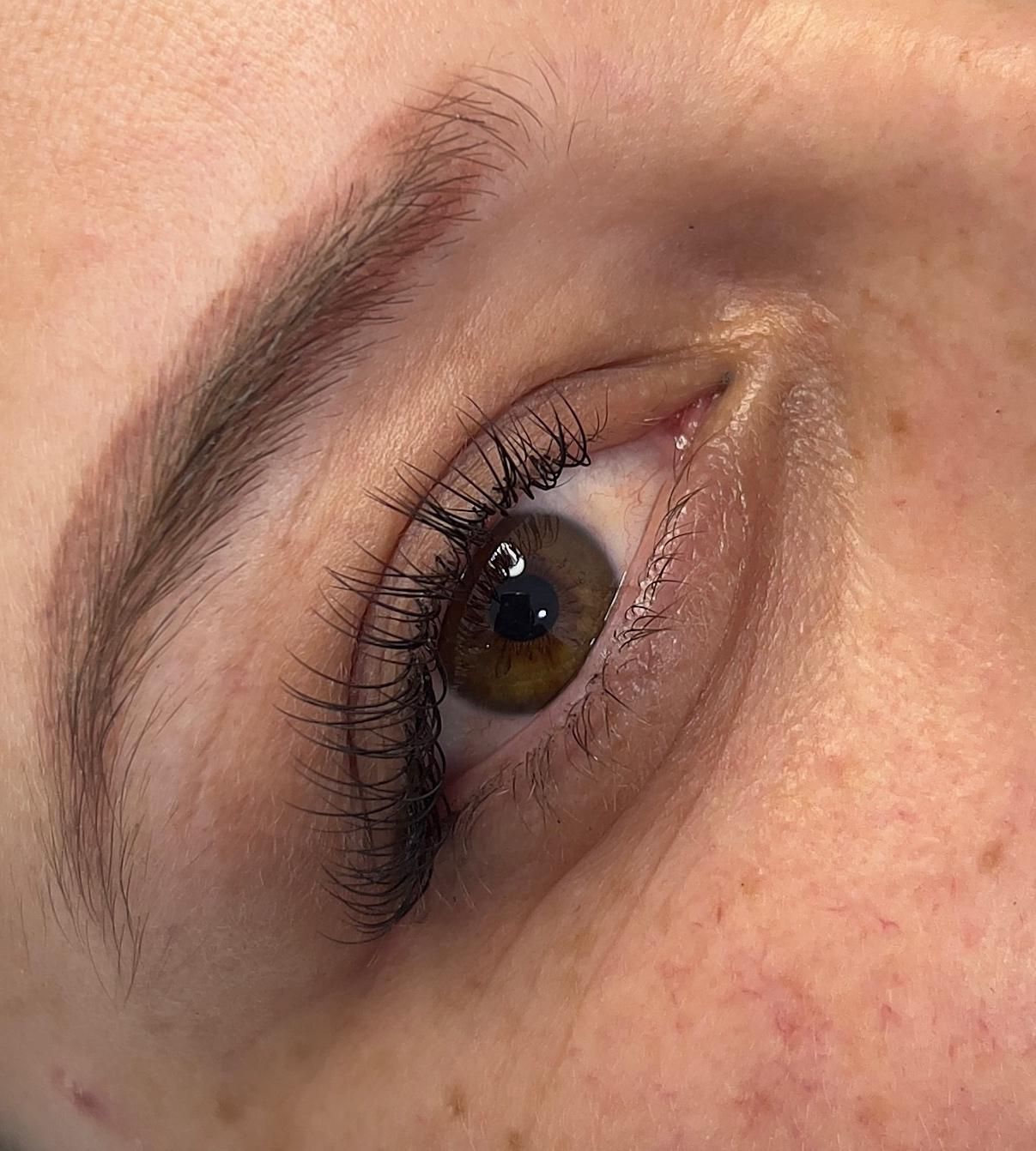 Un primer plano del ojo de una mujer con pestañas largas.