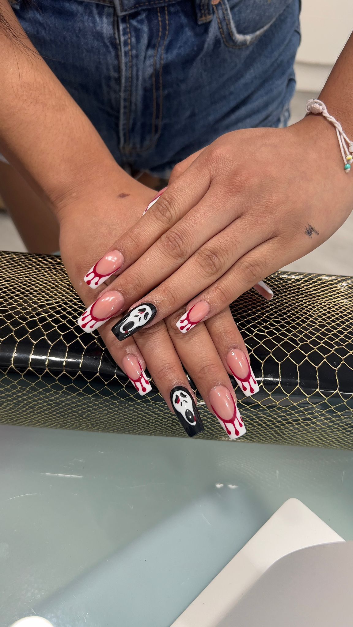 Un primer plano de las manos de una mujer con uñas largas.