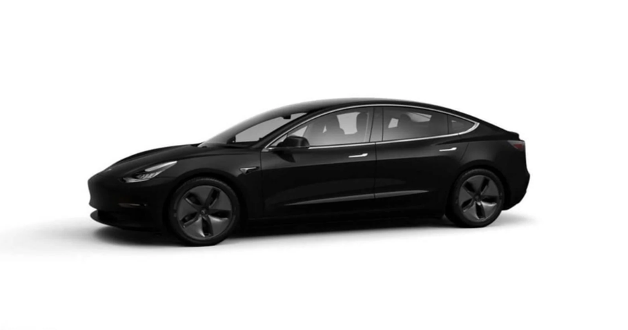 Un Tesla modelo 3 negro está sentado sobre una superficie blanca.