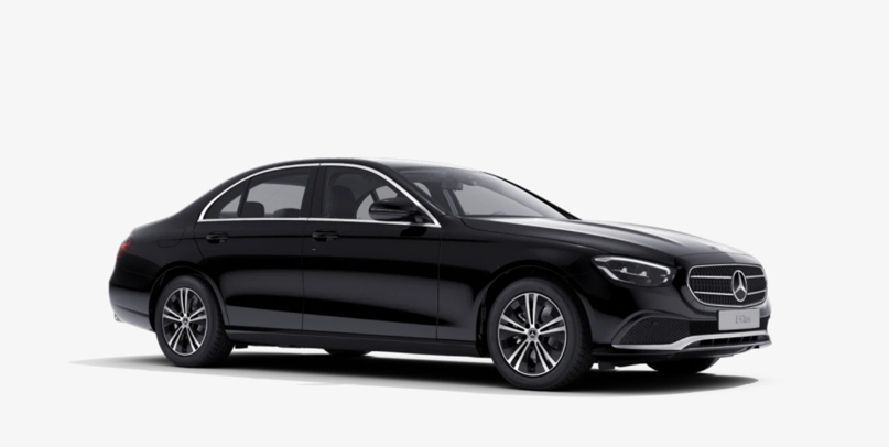 Se muestra un sedán Mercedes Benz Clase E negro sobre un fondo blanco.