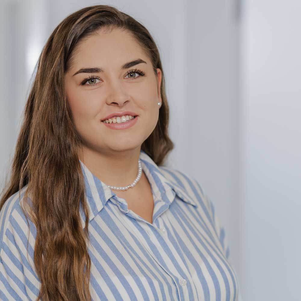 Eine Frau lächelt in einem Schwarz-Weiß-Foto und trägt einen Pullover .