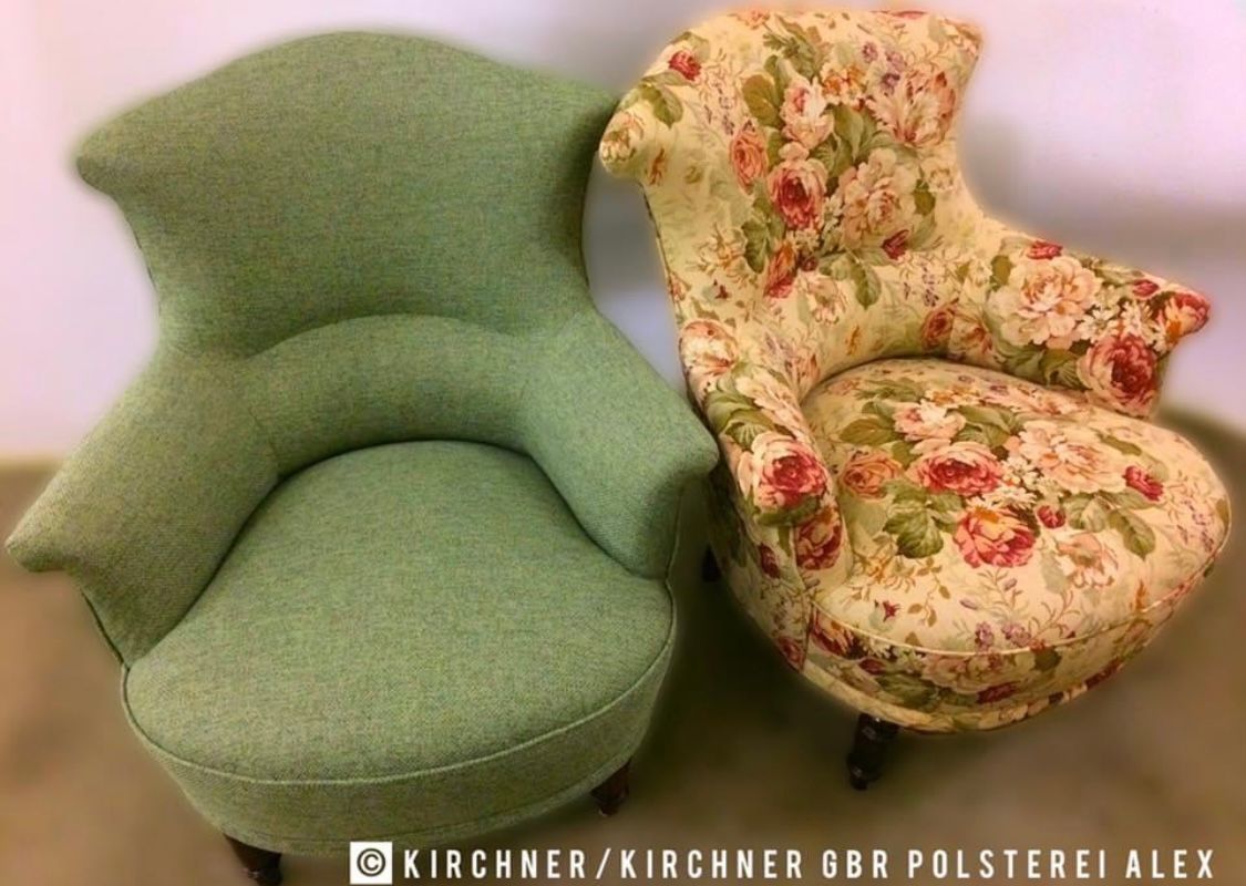 Ein grüner Sessel und ein geblümter Sessel