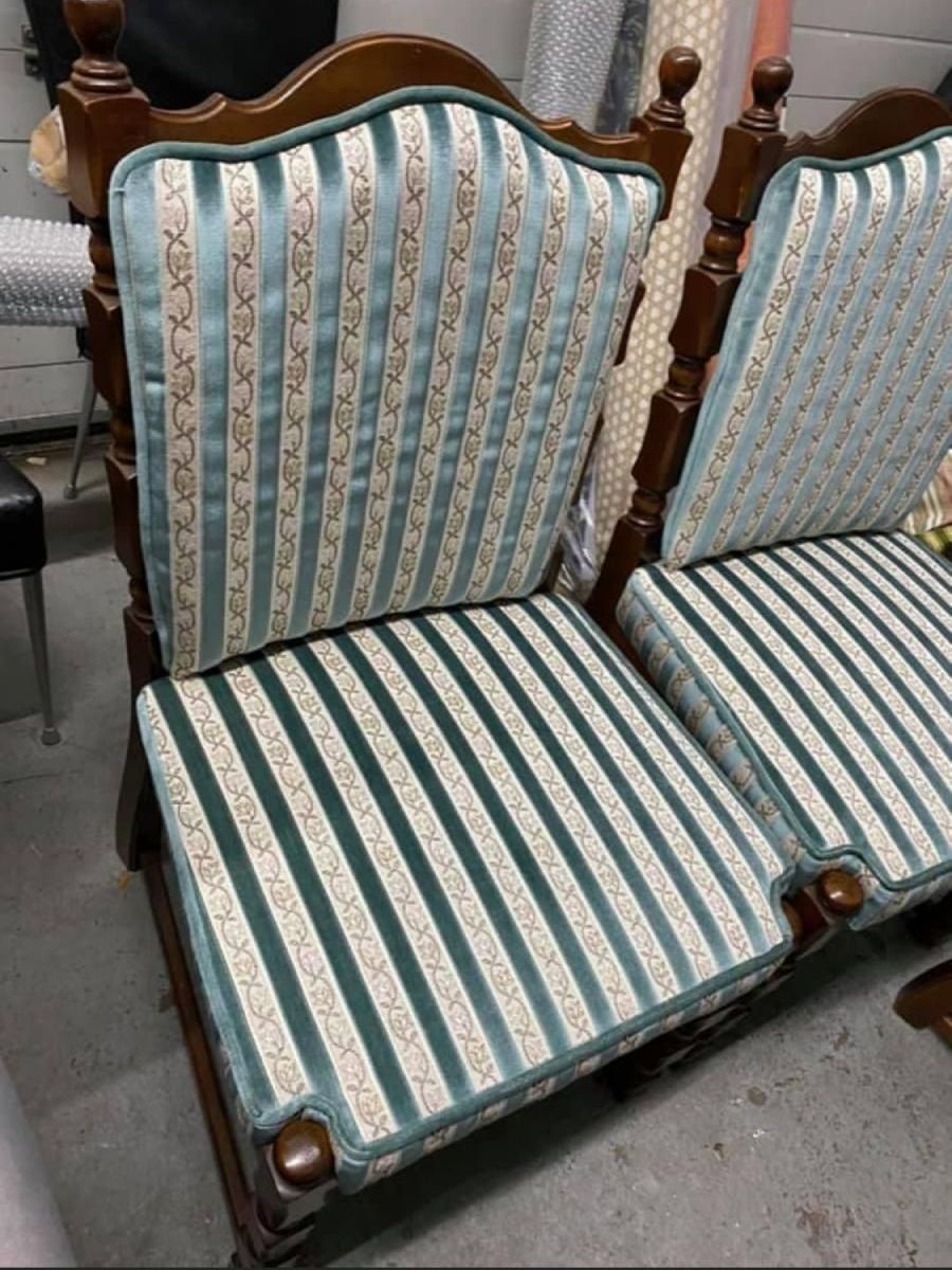 Dunkler Holzstuhl mit gestreifter Polsterung