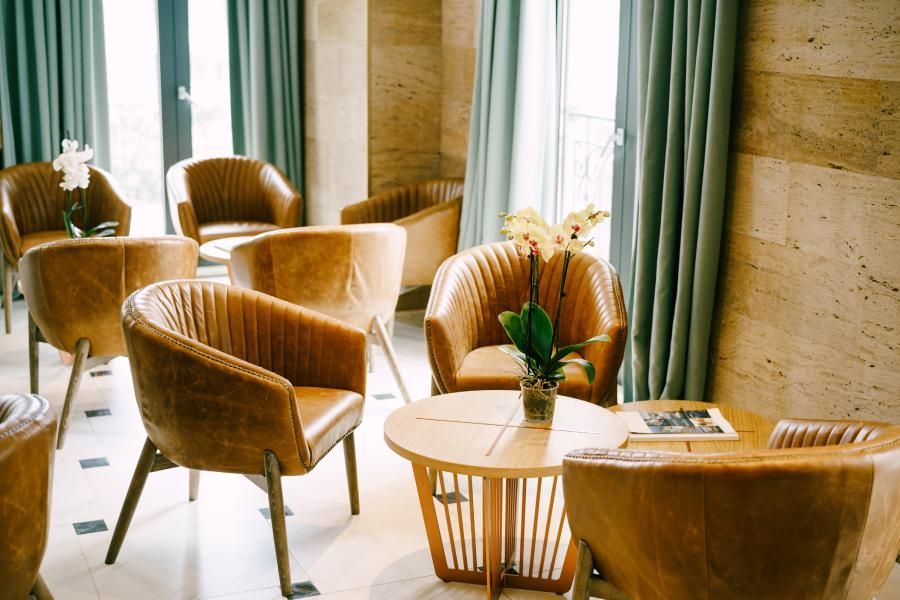 Gemütliche Sitzecke mit Sesseln und kleinen Tischen