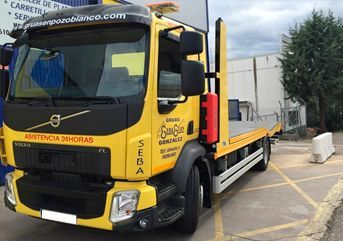 Una grúa amarilla está estacionada en un estacionamiento