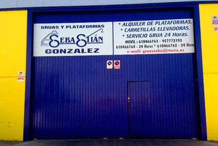 Un edificio azul y amarillo con un cartel que dice Sebastián González.