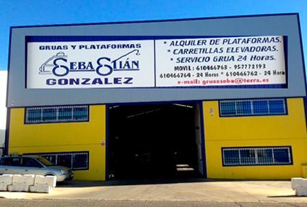 Un edificio amarillo con un cartel que dice Sebastián González.