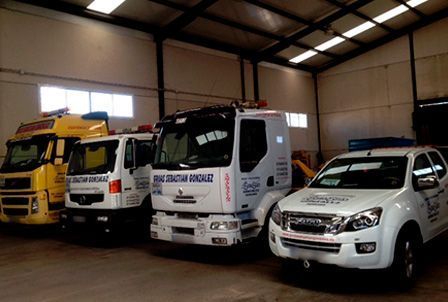 Una fila de grúas están estacionadas en un almacén