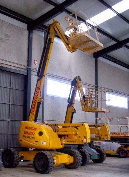 Un elevador aéreo amarillo con la palabra 