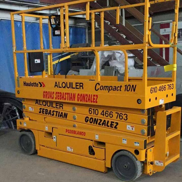 Un elevador de tijera amarillo con el número 610 468 763