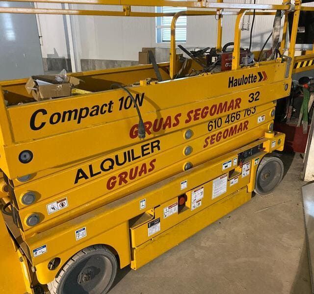 Un elevador de tijera amarillo tiene el número 32.