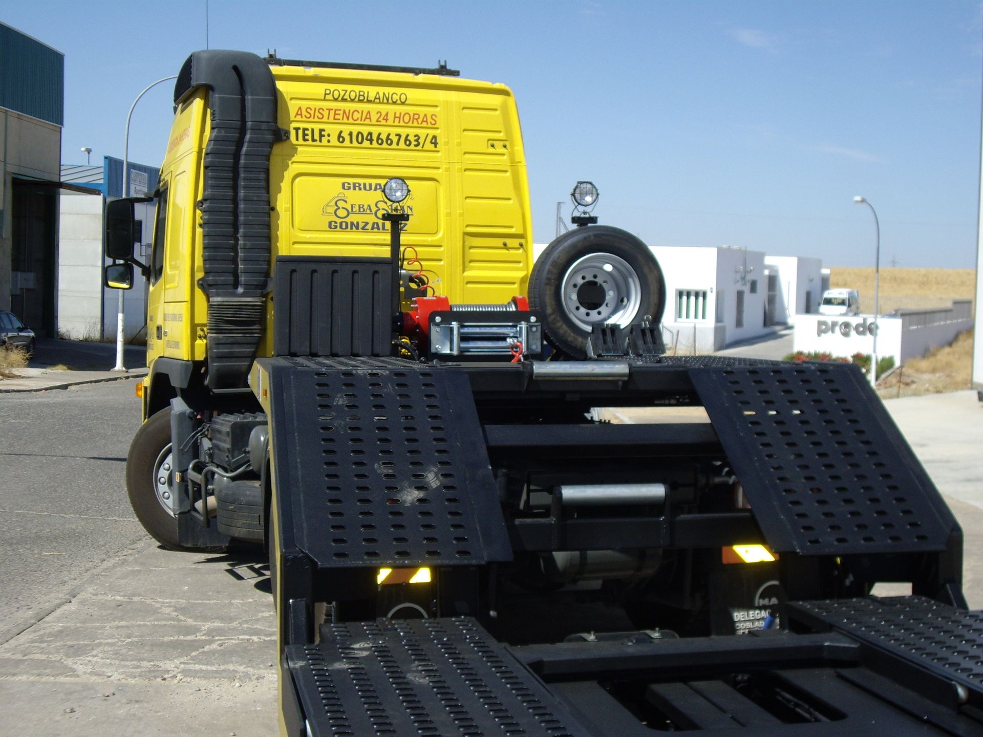 Un camión semirremolque amarillo y negro con la palabra Enterprise en la parte trasera.