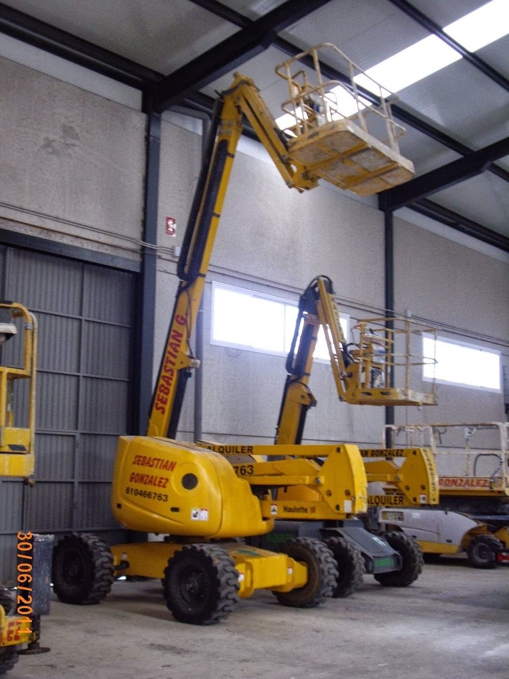 Una máquina amarilla con la palabra tractor escrita en ella.
