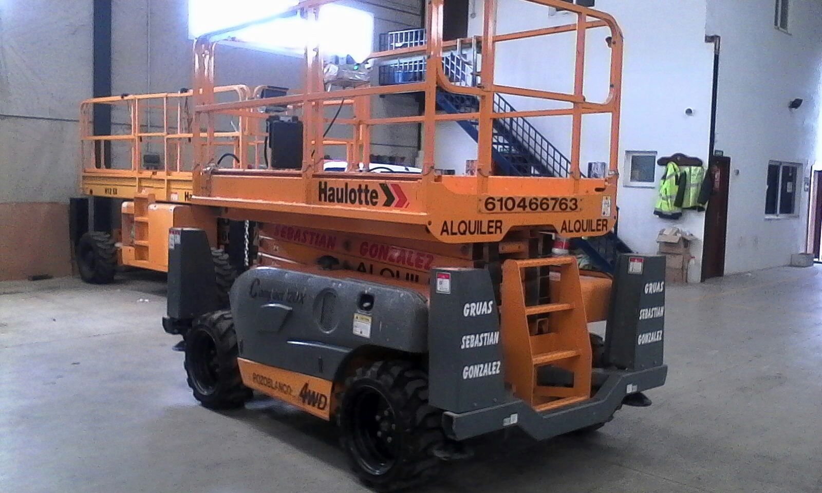 Un vehículo naranja y gris con la palabra Haulotte en el lateral.