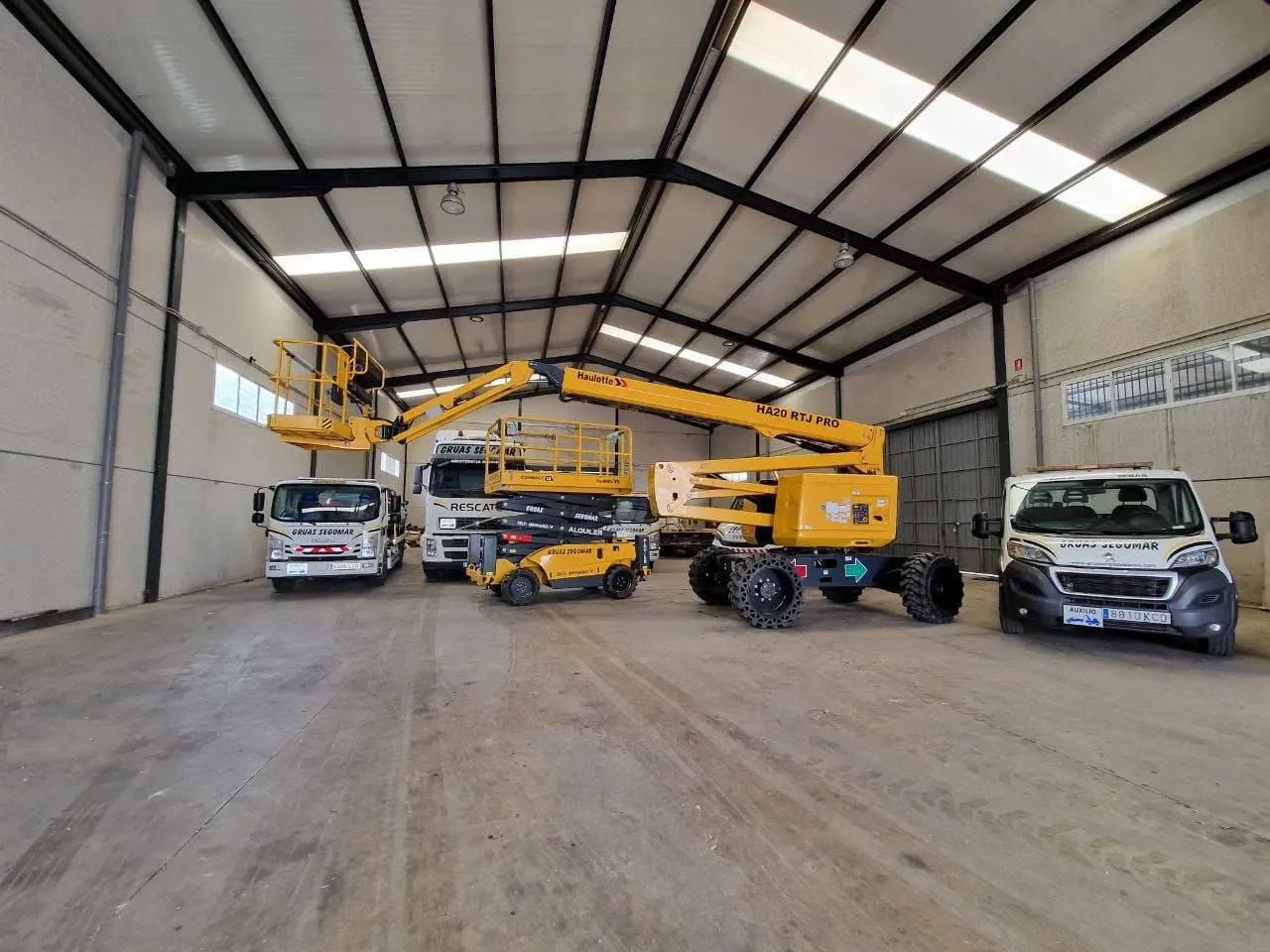 Un grupo de vehículos está estacionado en un gran almacén.