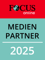 Ein rot-blaues Schild mit der Aufschrift „Focus Online Medien Partner 2025“