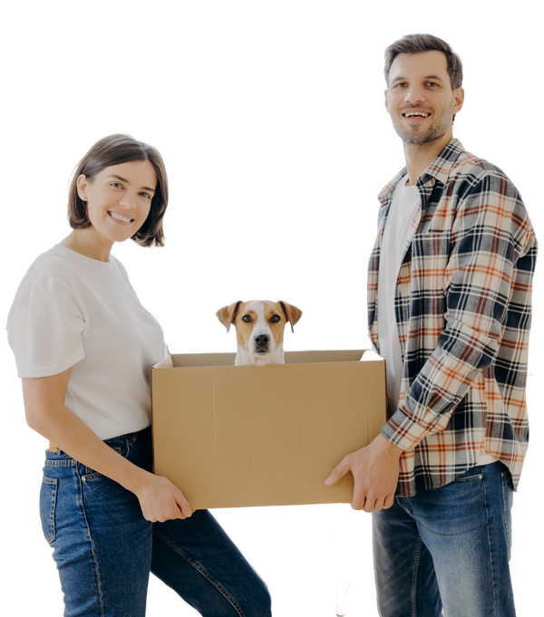 Un couple qui porte un carton avec un chien dedans.