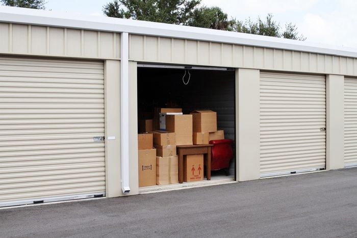 Cartons et meubles dans un garde-meuble