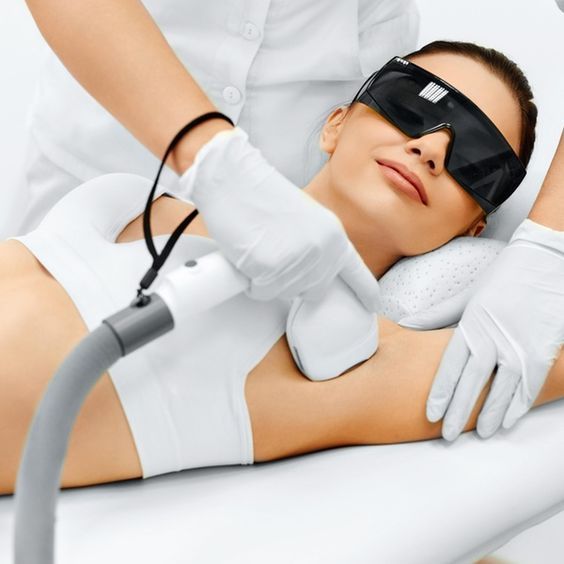 Une femme reçoit un traitement d'épilation laser aux aisselles.