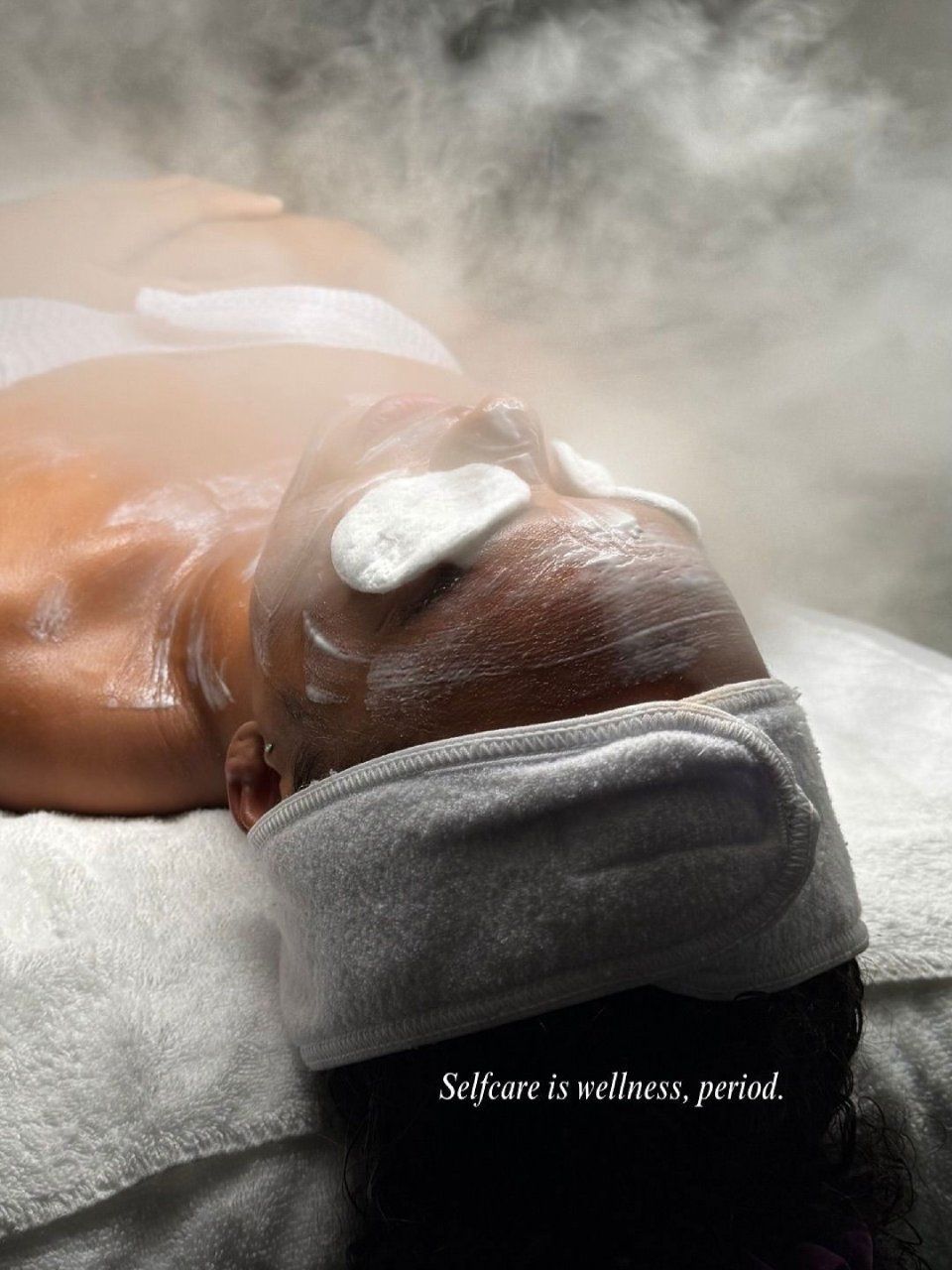 Personne recevant un soin du visage à la vapeur dans un spa. Visage recouvert de compresses, vapeur et bandeau.