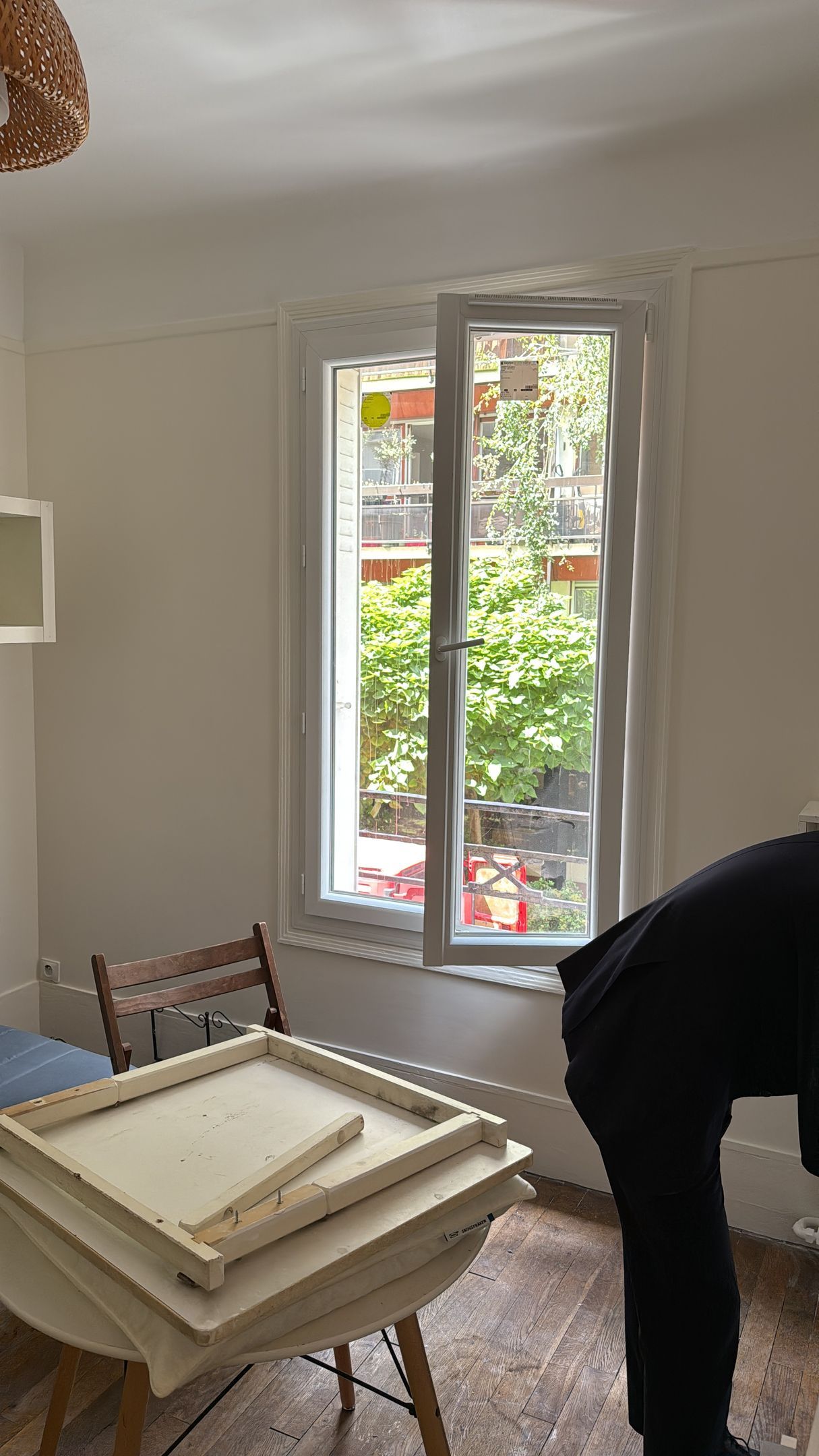 Fenêtre oscillobattante en PVC à double vitrage.