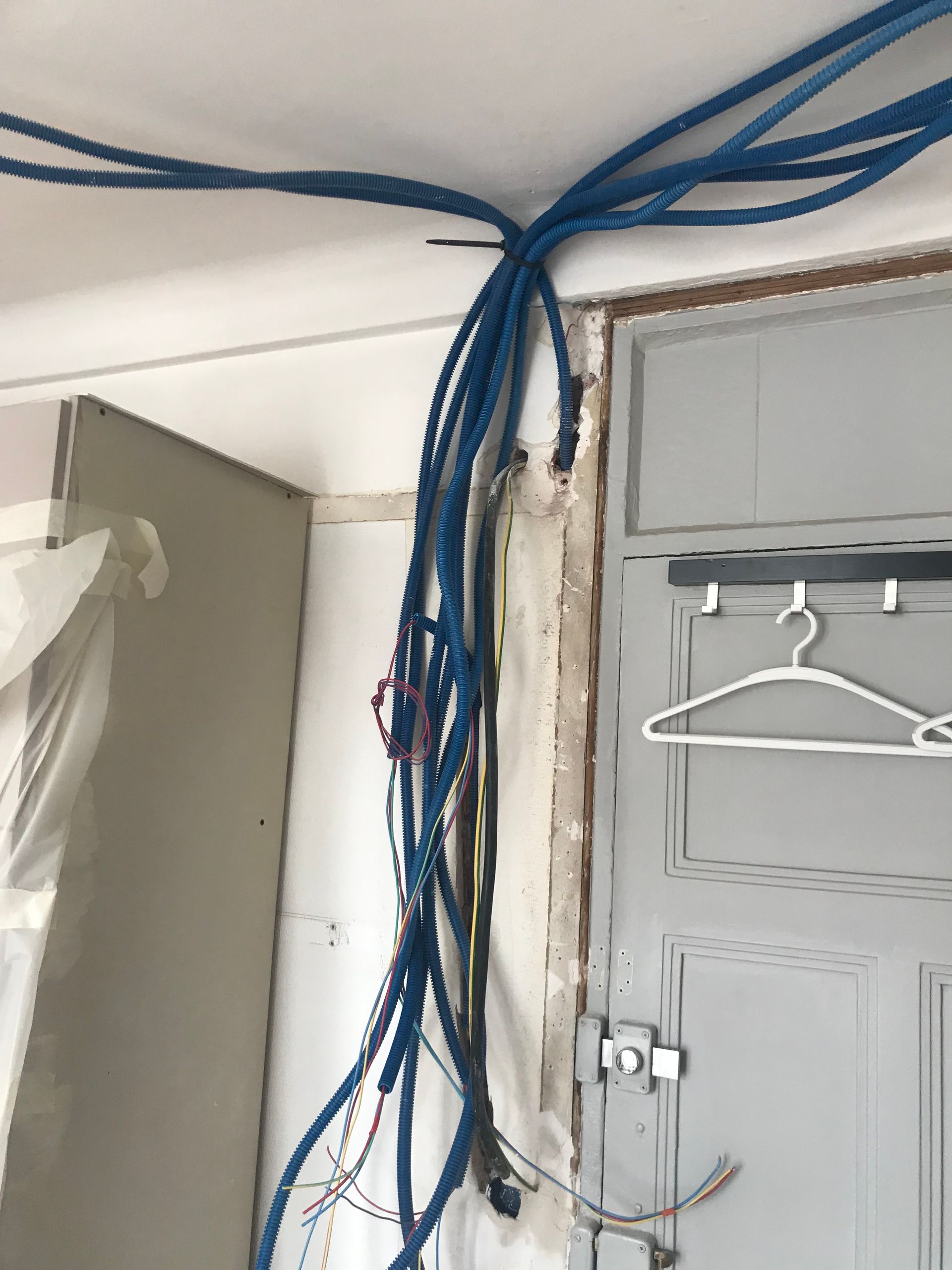 Remise aux normes électrique et câblage électrique au plafond