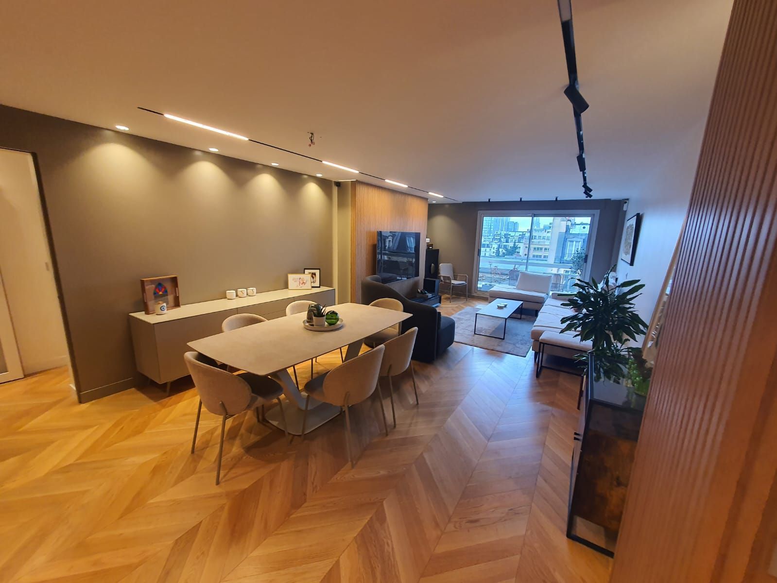 Salon en profondeur avec une grande table.