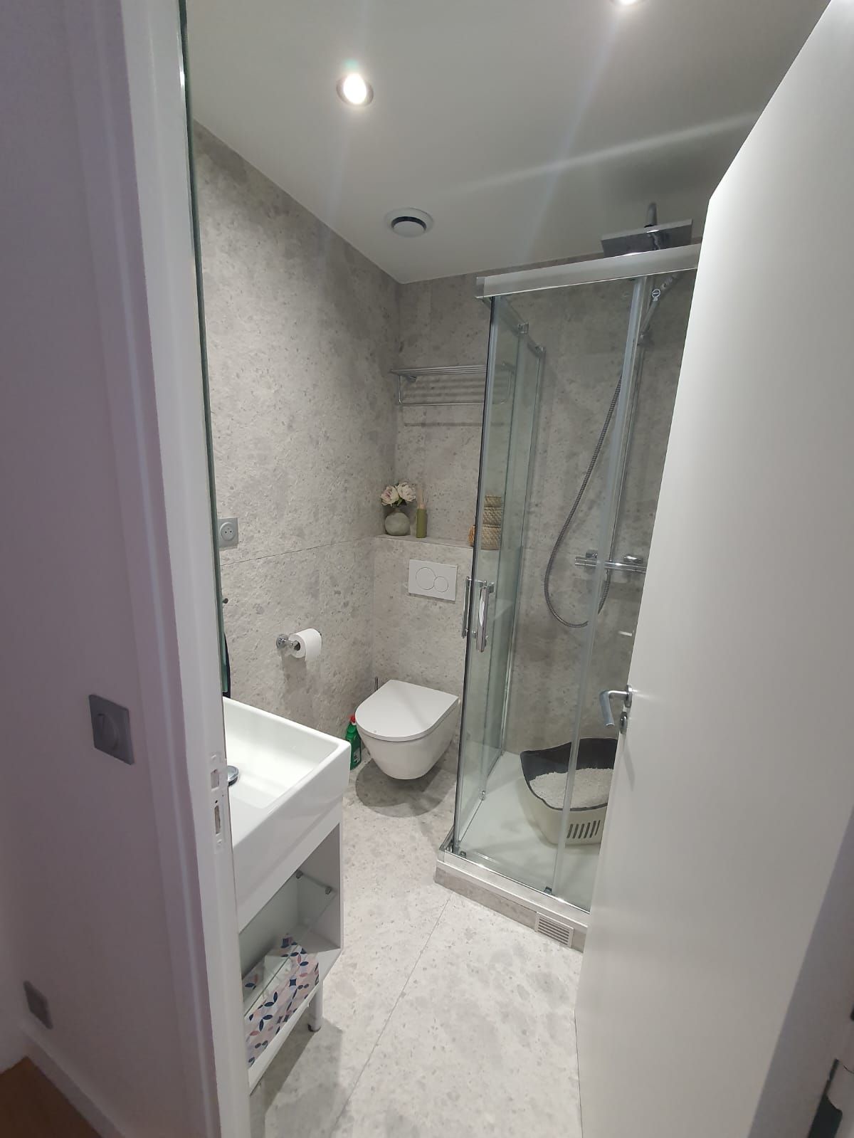 Salle de bains avec WC.