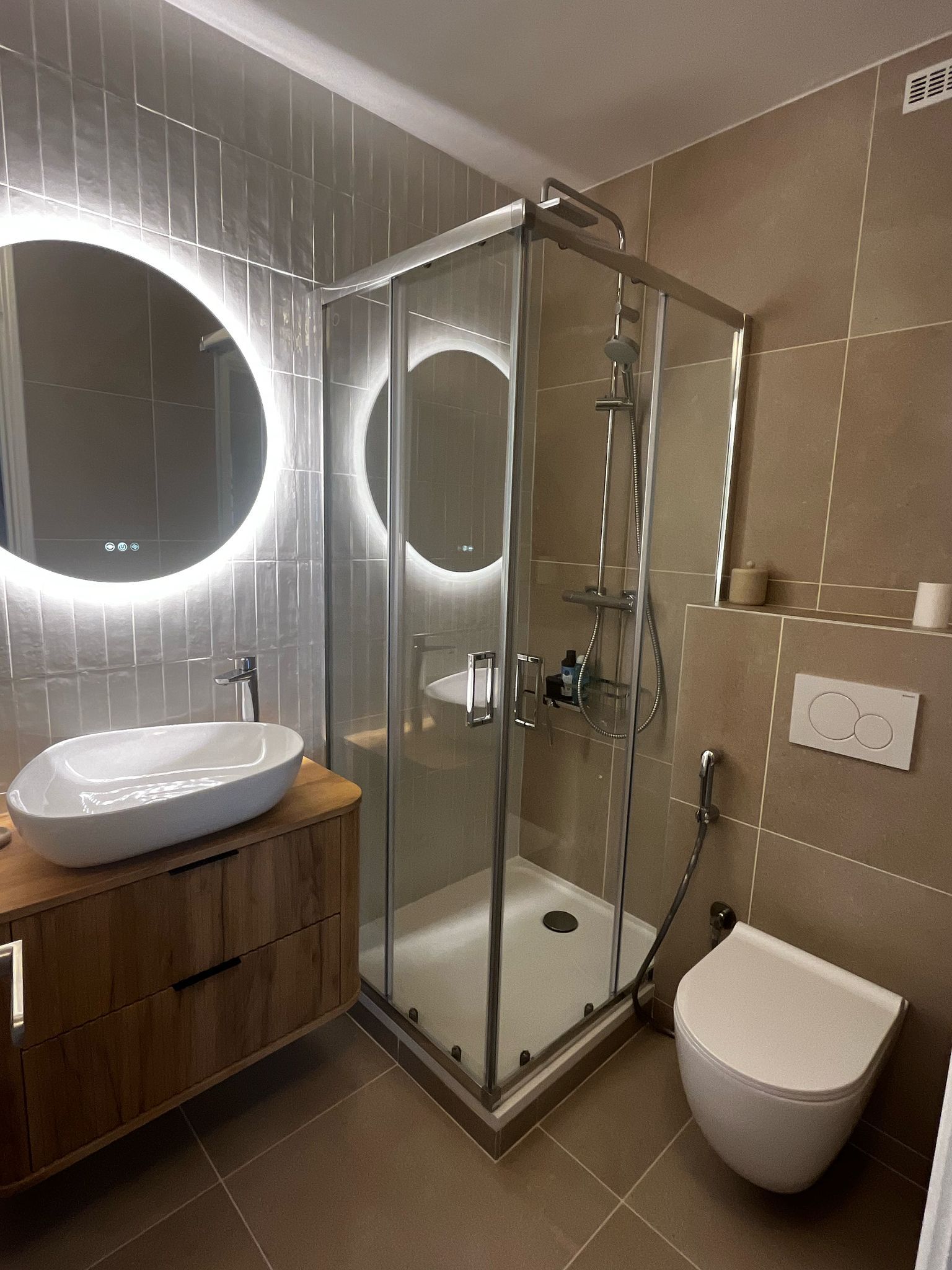 Salle de douche avec miroir lumineux