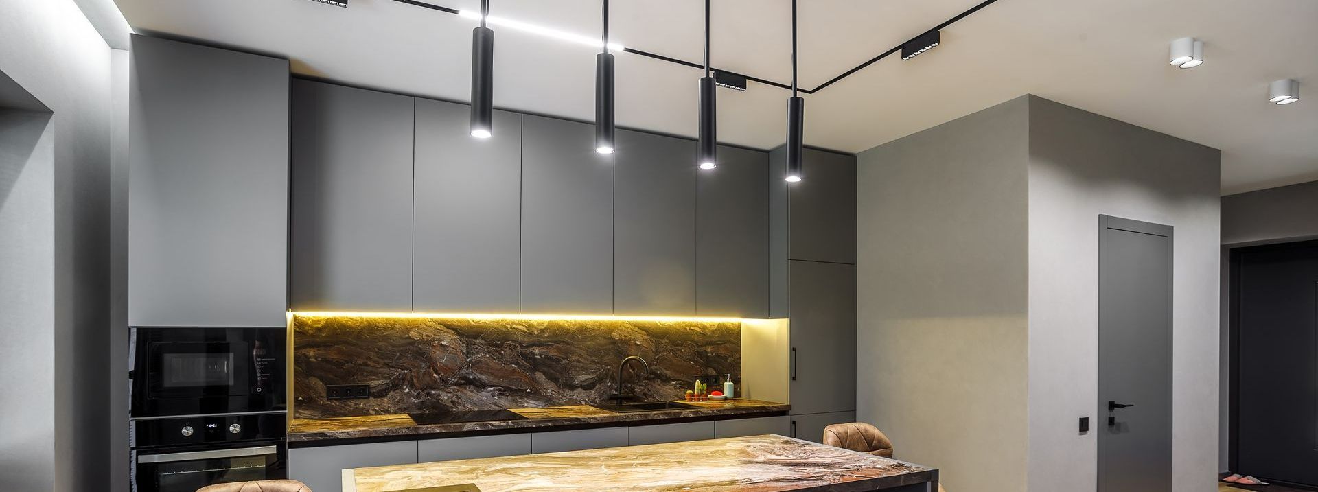 Cuisine moderne avec des éclairages allumés.