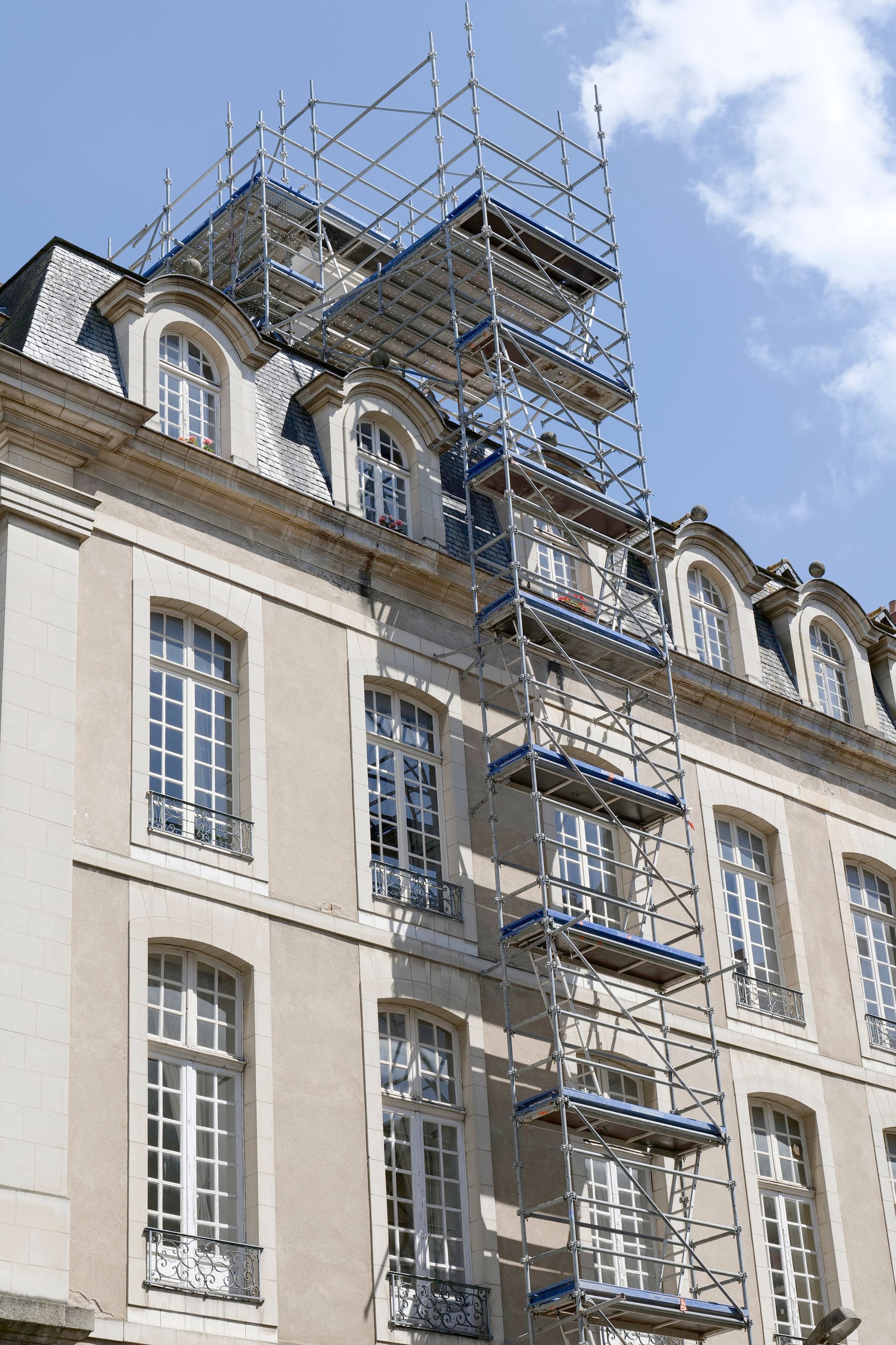 Échafaudage sur une portion d'une haute façade.