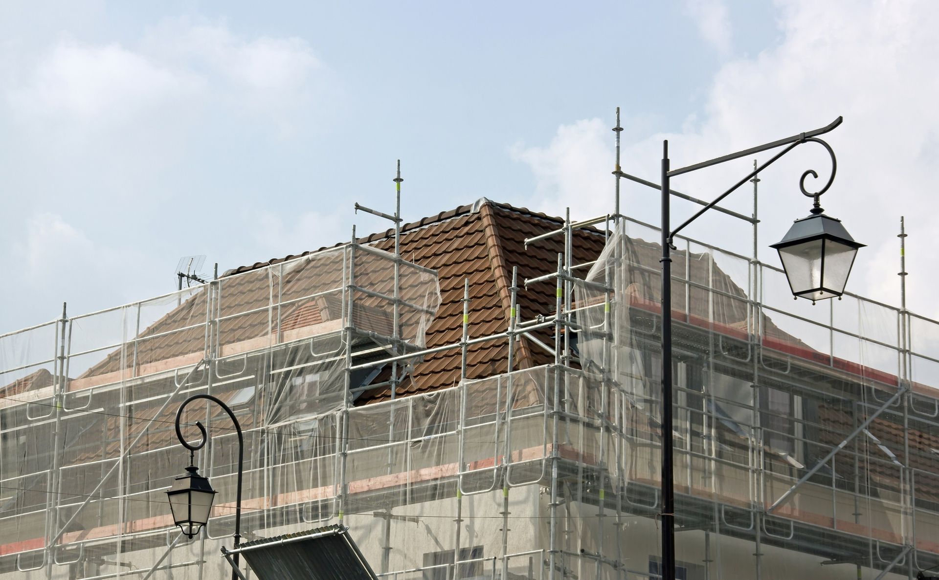 Travaux de rénovation d'une toiture et d'une façade.