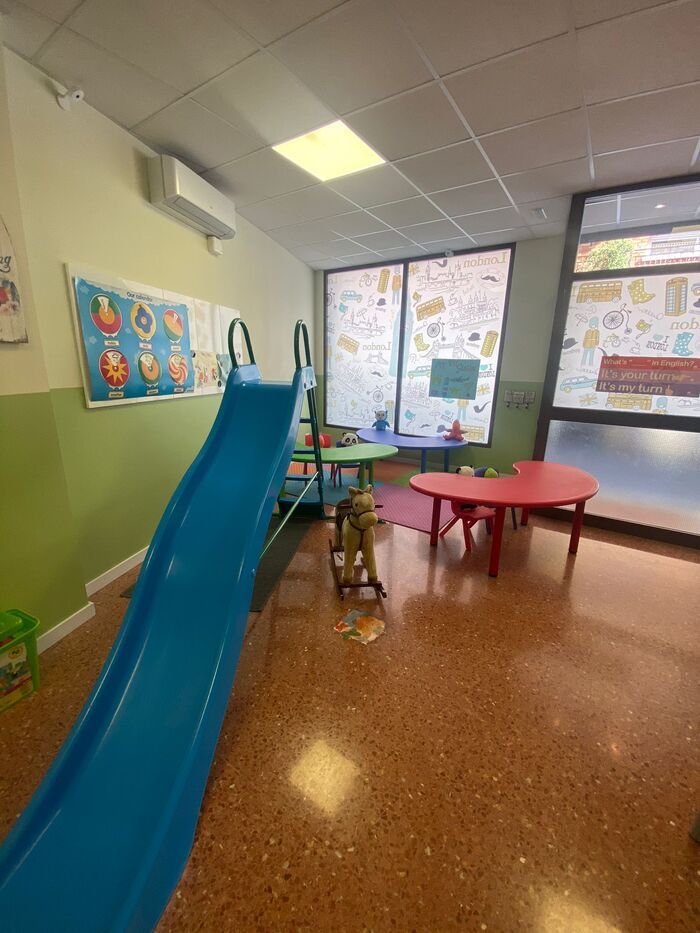 Hay una diapositiva azul en el medio de la habitación.