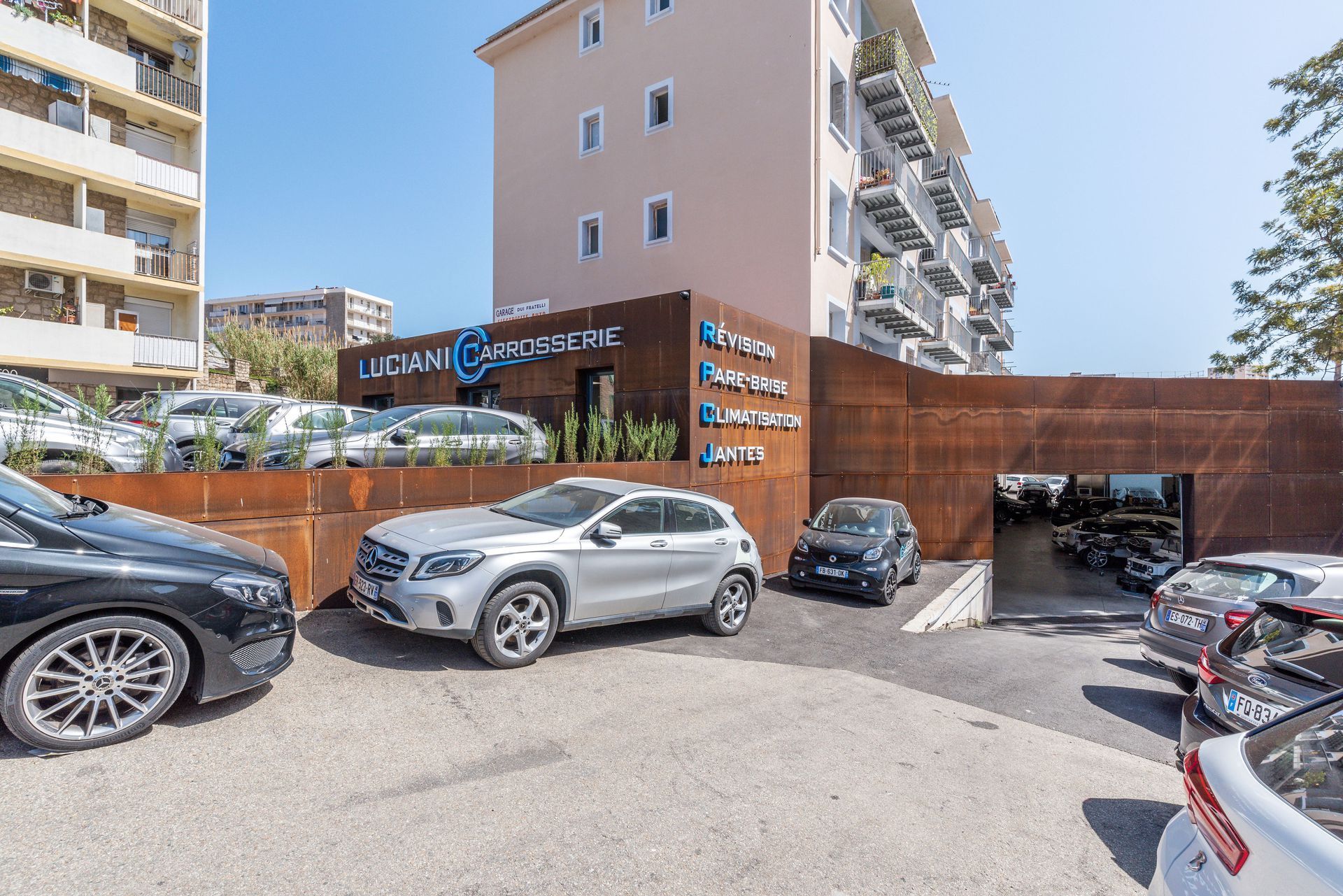 Façade de la carrosserie.