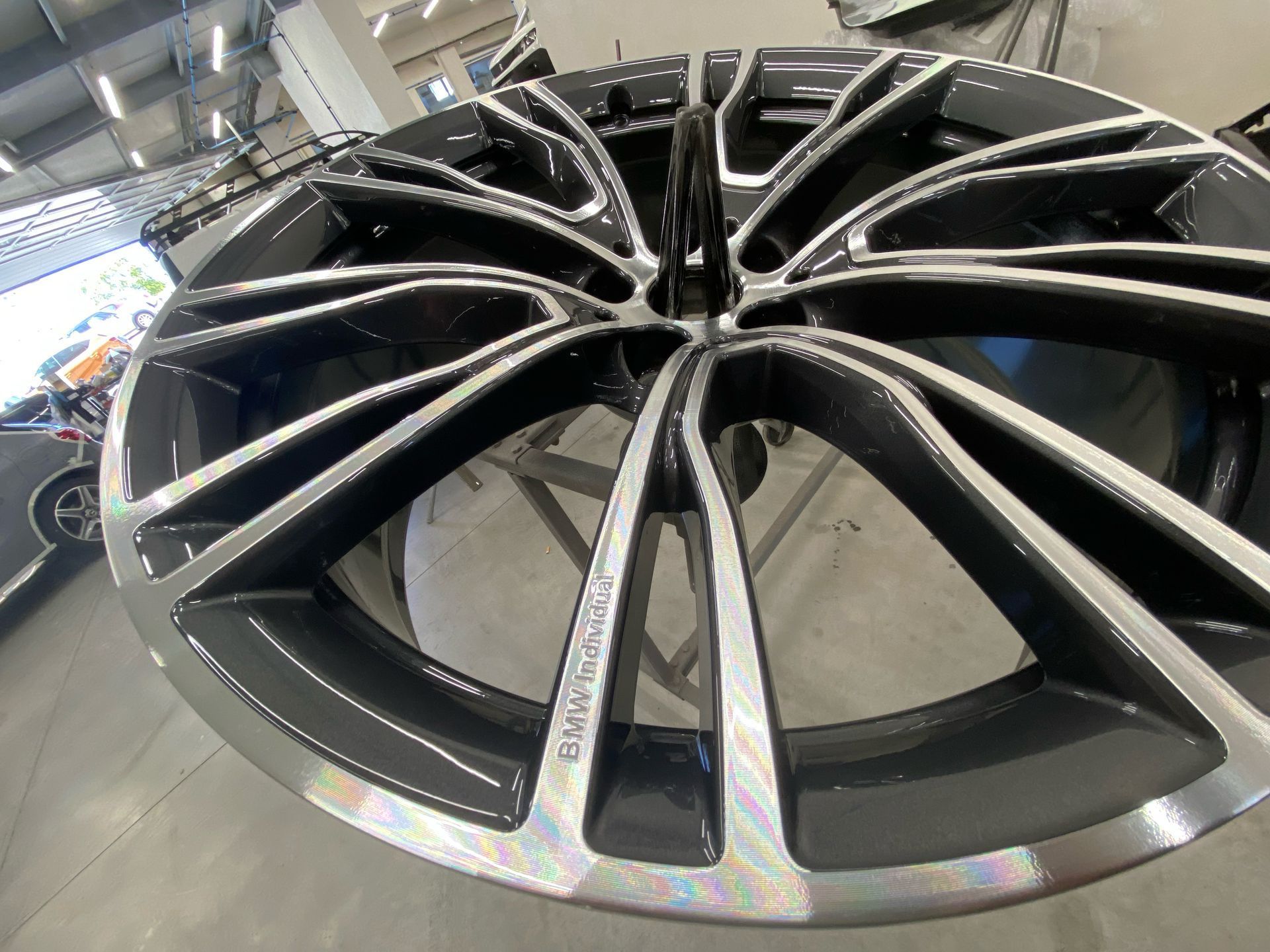 Gros plan sur une jante en alliage multibranches à finition diamantée.