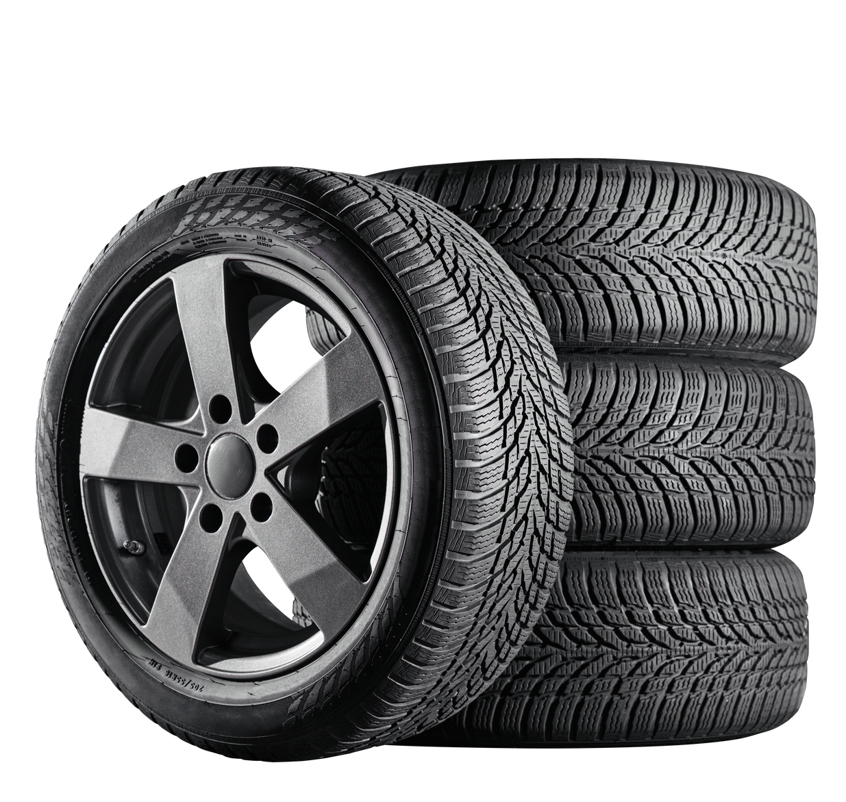 Trois pneus noirs empilés, contre lesquels est appuyé un pneu monté sur une jante en alliage gris foncé.