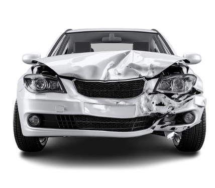 Une voiture blanche, vue de face, présentant d'importants dégâts suite à un accident.