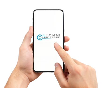 Des mains tenant un smartphone affichant le logo de Carrosserie Luciani