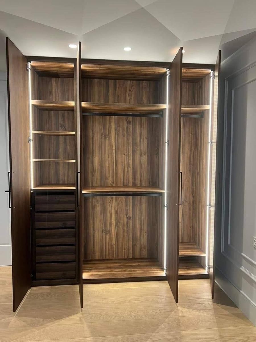 Un gran armario de madera con las puertas abiertas y estantes.