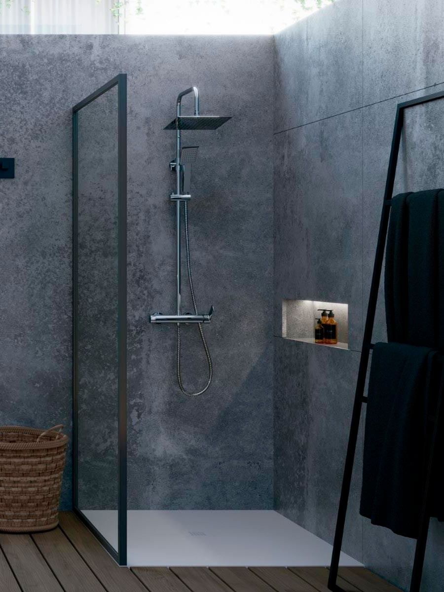 Un baño con ducha a ras de suelo y toallero.