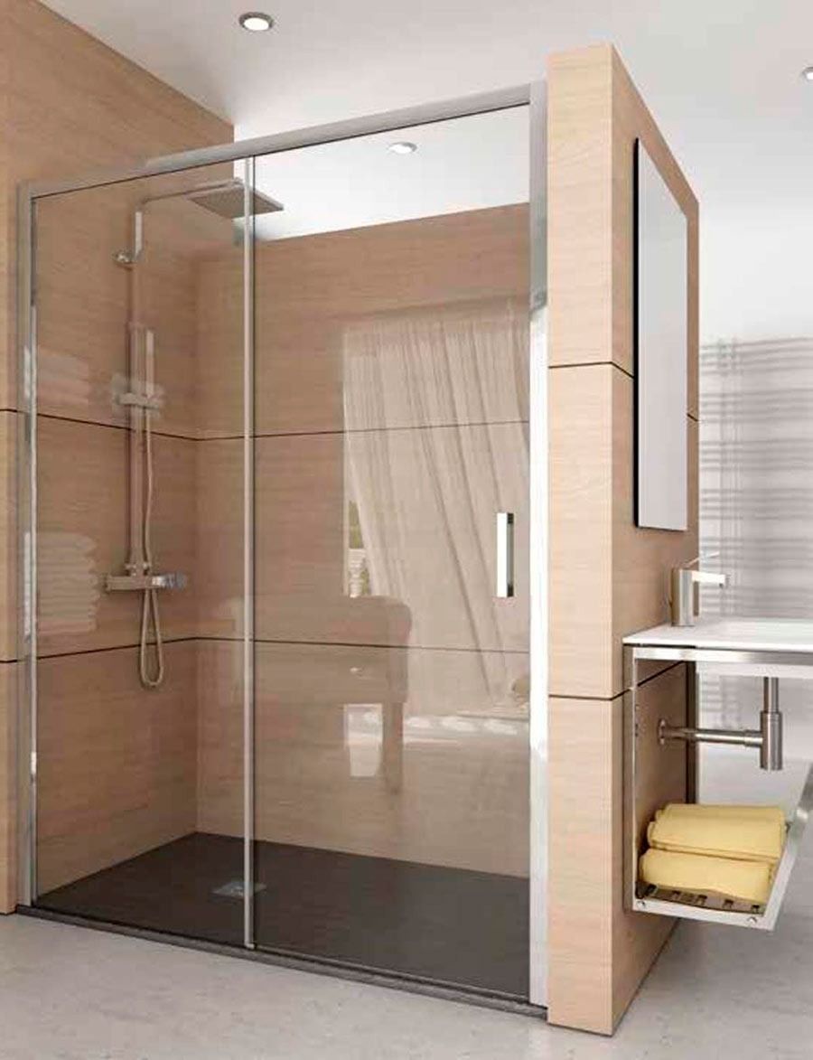 Un baño con puerta de ducha corrediza de cristal y lavabo.