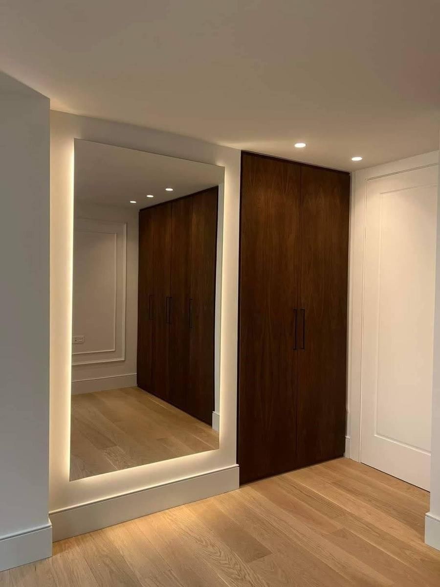 Hay un espejo grande en el medio de la habitación.